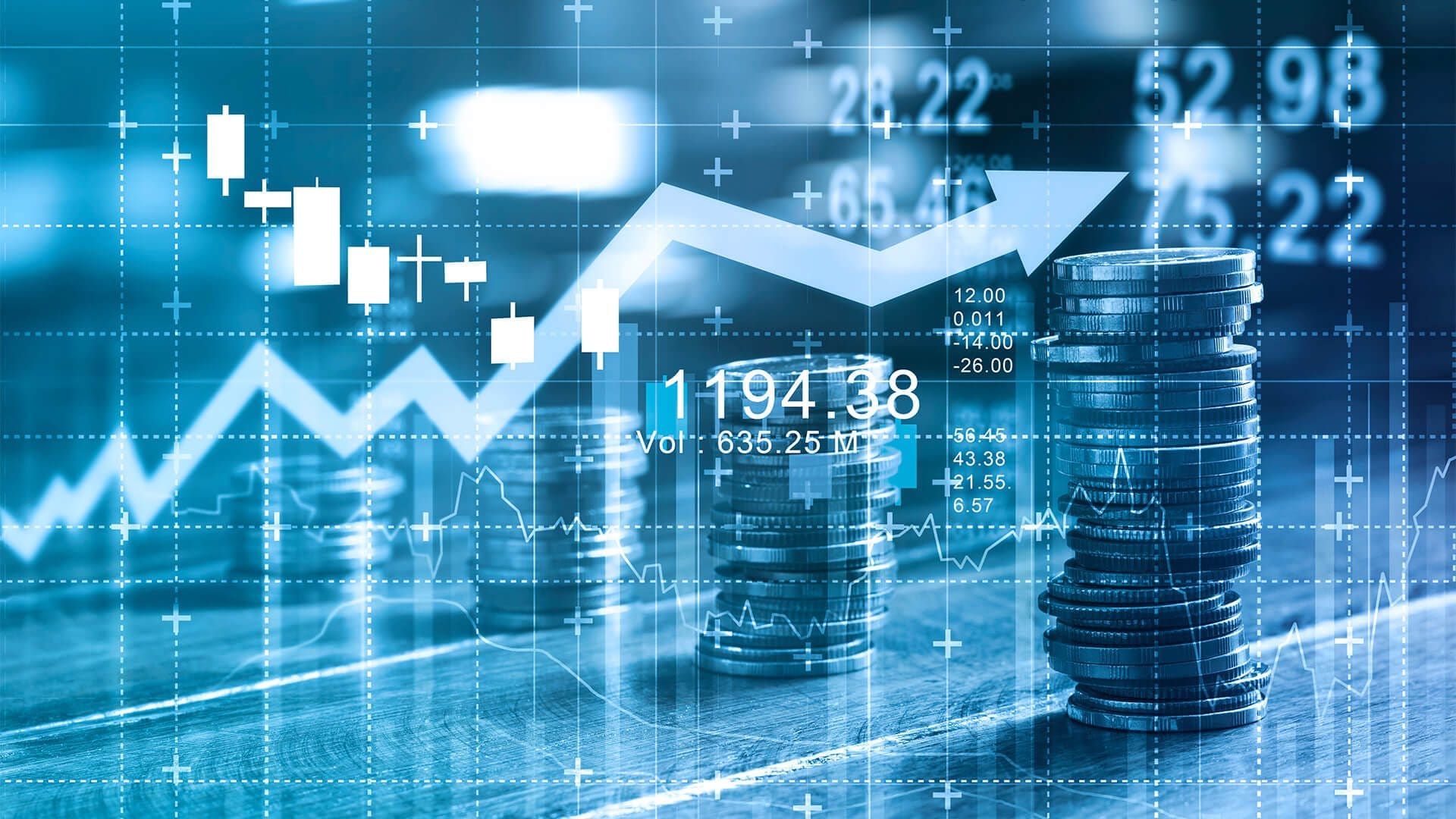 Yükselen borsa grafiği önünde para yığınları