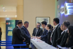 Kayıt noktası önünde sırayla işlem yapan delegeler ve görevliler