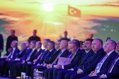 Sahne ışıkları altında ön sıralarda oturan konuklar