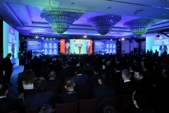 Salonun yan tarafından delegeler ve sahne ekranları