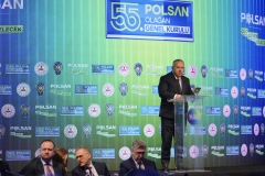 Genel Kurul logolu sahne panosu önünde kürsüde konuşan konuşmacı ve altta oturan divan heyeti