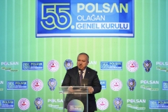 Genel Kurul logolu pano önünde kürsüde konuşan konuşmacının yakından görünümü