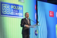 Mikrofonlu kürsüde konuşan konuşmacı ve arkasında Genel Kurul logosu