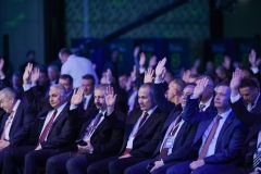 Oylama sırasında ellerini kaldıran delegeler